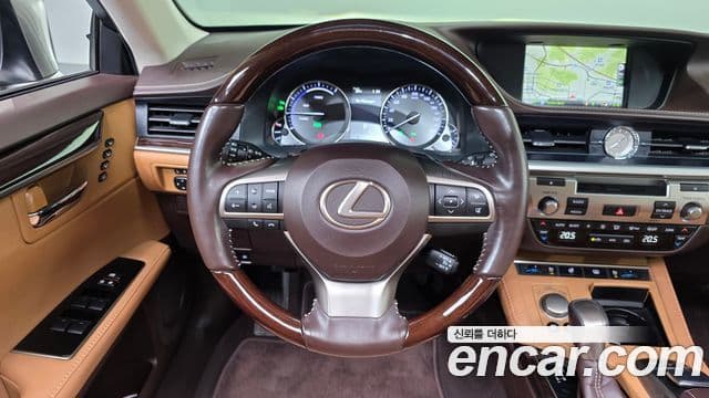 Lexus ES300h 2018 — ფოტო 13/20