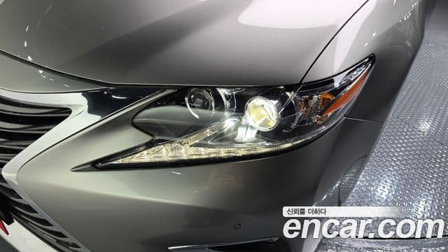 Lexus ES300h 2018 — Photo 27/33