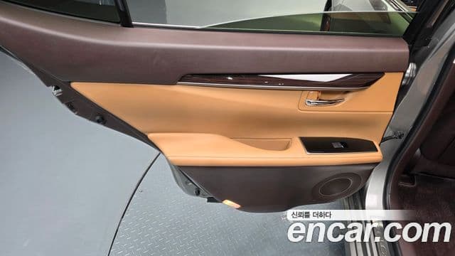 Lexus ES300h 2018 — Photo 14/33