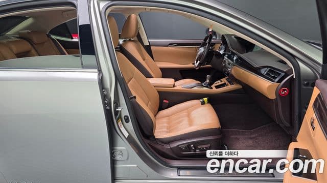 Lexus ES300h 2018 — Photo 28/33