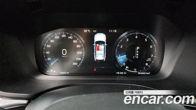 Volvo XC60 2018 — ფოტო 8/20