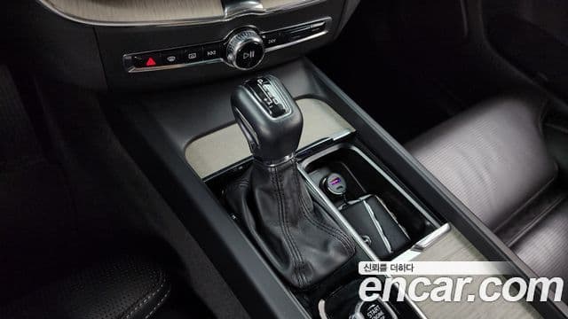 Volvo XC60 2018 — ფოტო 9/20