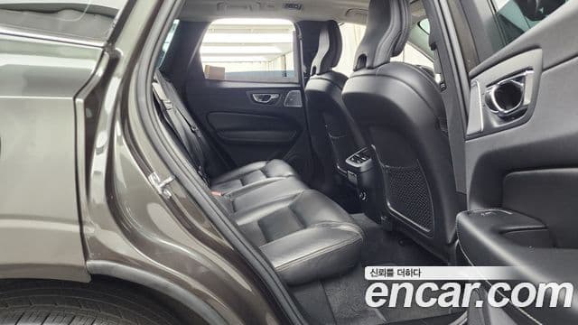 Volvo XC60 2018 — ფოტო 12/20