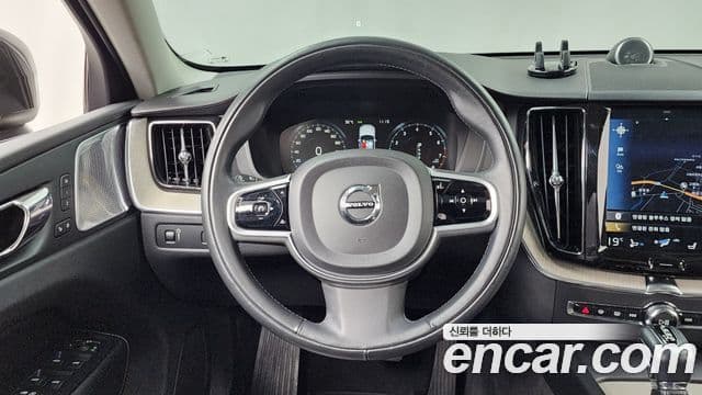 Volvo XC60 2018 — ფოტო 13/20