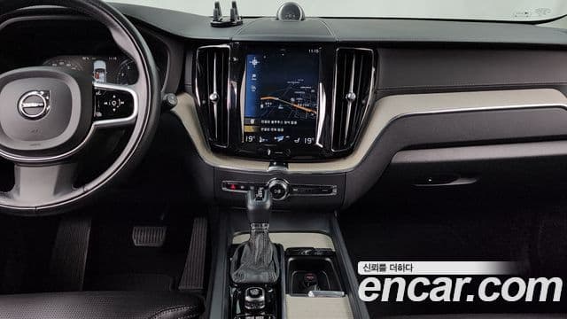 Volvo XC60 2018 — ფოტო 14/20