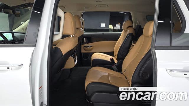 Kia Carnival 2023 — фото 11 из 20