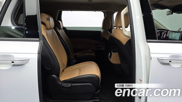 Kia Carnival 2023 — фото 12 из 20