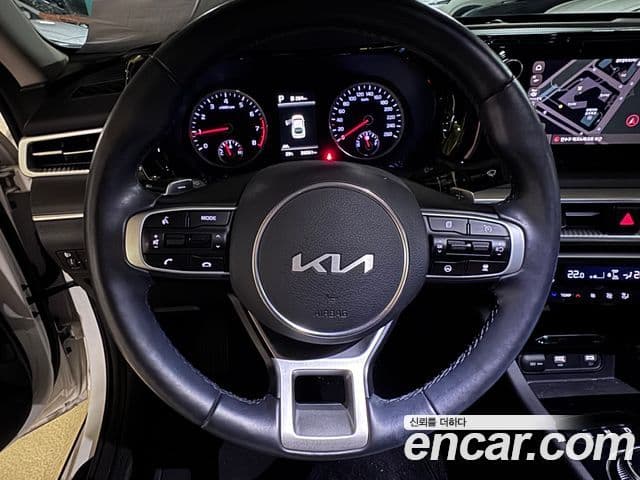 Kia K5 2022 — ფოტო 13/17