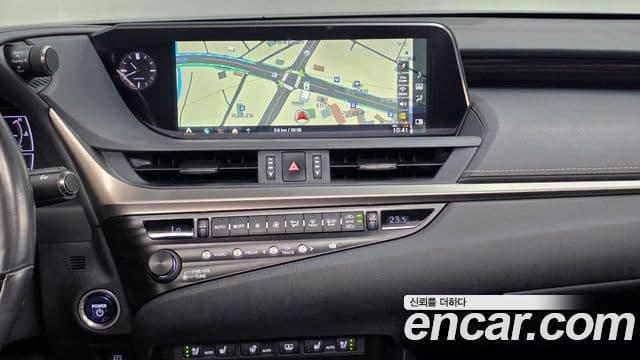 Lexus ES300h 2019 — фото 14 из 20