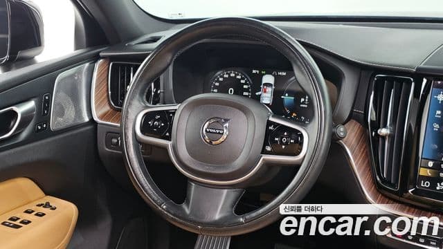Volvo XC60 2021 — Şəkil 12/20