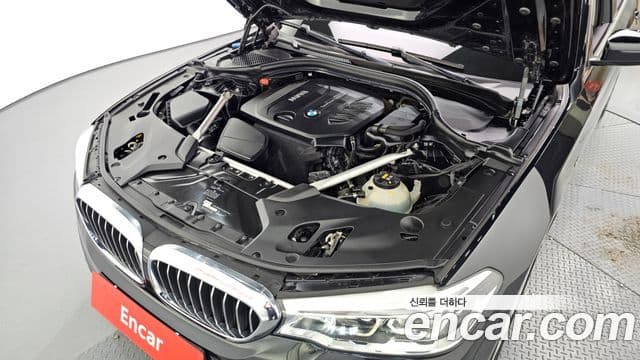 BMW 5 Series 2018 — ფოტო 6/20