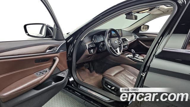 BMW 5 Series 2018 — ფოტო 10/20