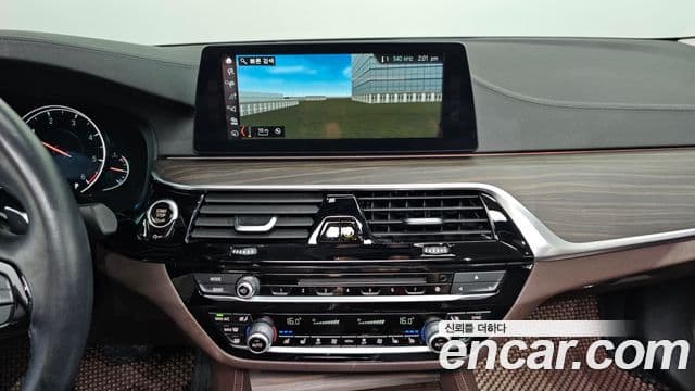 BMW 5 Series 2018 — ფოტო 12/20