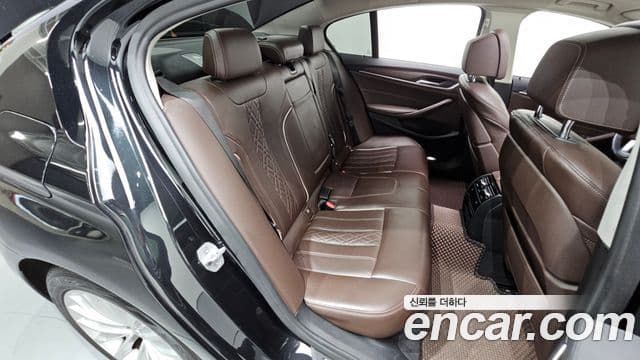 BMW 5 Series 2018 — ფოტო 17/20