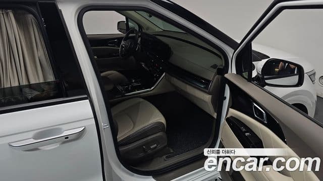 Kia Carnival 2021 — фото 11 из 20