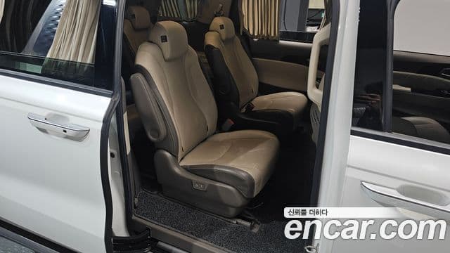 Kia Carnival 2021 — фото 12 из 20