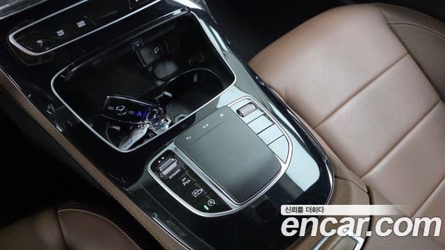 Mercedes-Benz E-Class 2021 — ფოტო 17/20