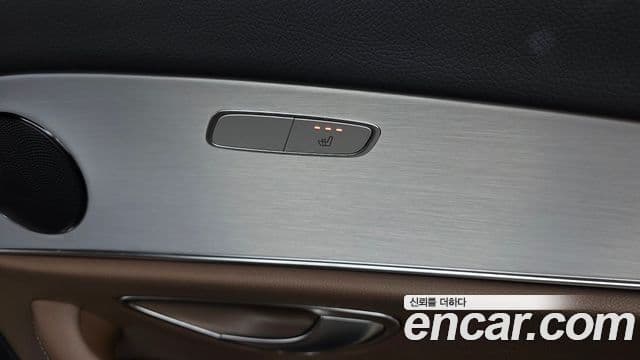 Mercedes-Benz E-Class 2021 — ფოტო 18/20
