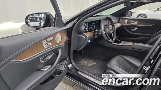 Mercedes-Benz E-Class 2021 — ფოტო 8/20