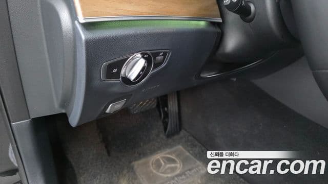 Mercedes-Benz E-Class 2021 — ფოტო 17/20
