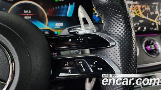 Mercedes-Benz E-Class 2021 — ფოტო 17/20