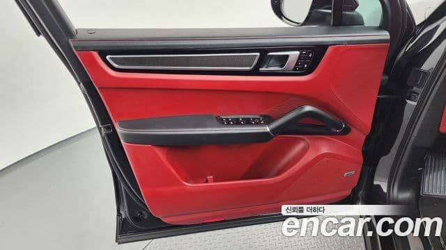Porsche Cayenne 2019 — Photo 27/34