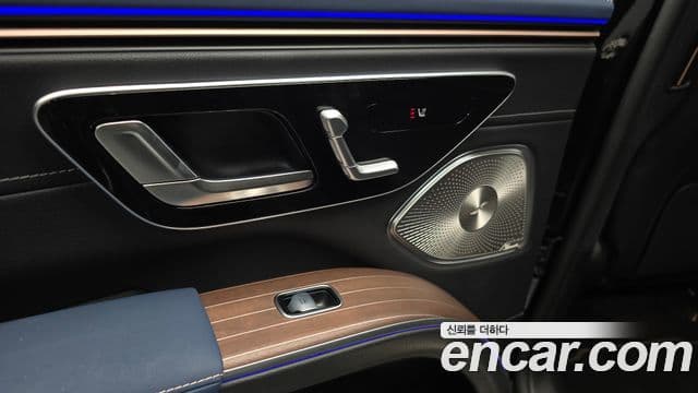 Mercedes-Benz EQS SUV 2023 — Photo 26/36