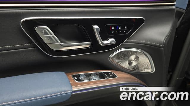 Mercedes-Benz EQS SUV 2023 — Photo 30/36