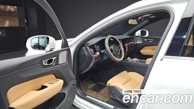 Volvo XC60 2025 — Фото 10/20