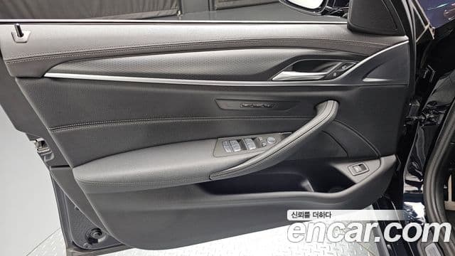 BMW 5 Series 2023 — Photo 9/34