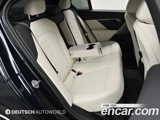 BMW 5 Series 2025 — Фото 14/20