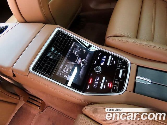 Porsche Panamera 2023 — ფოტო 15/20