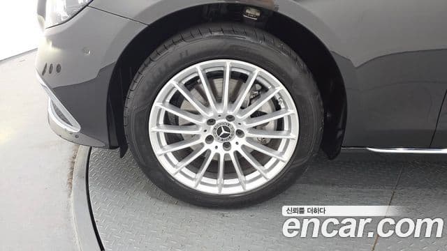 Mercedes-Benz E-Class 2023 — ფოტო 5/20