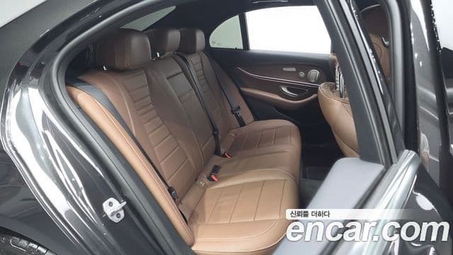 Mercedes-Benz E-Class 2023 — ფოტო 11/20