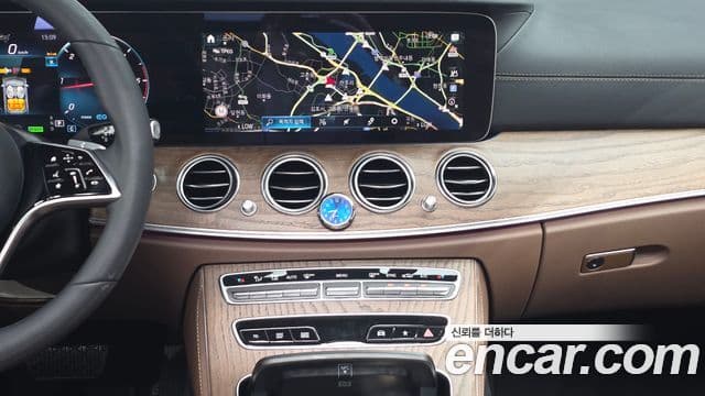 Mercedes-Benz E-Class 2023 — ფოტო 13/20