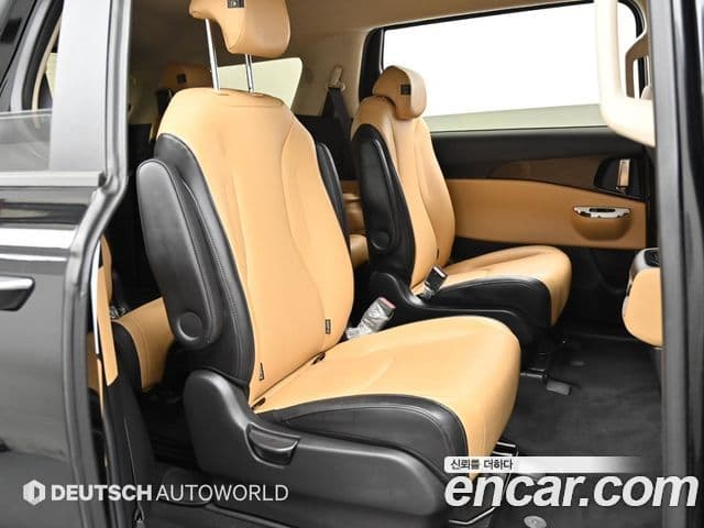 Kia Carnival 2021 — фото 11 из 20