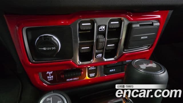 Jeep Wrangler 2025 — Фото 18/20