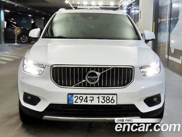 Volvo XC40 2022 — ფოტო 1/20