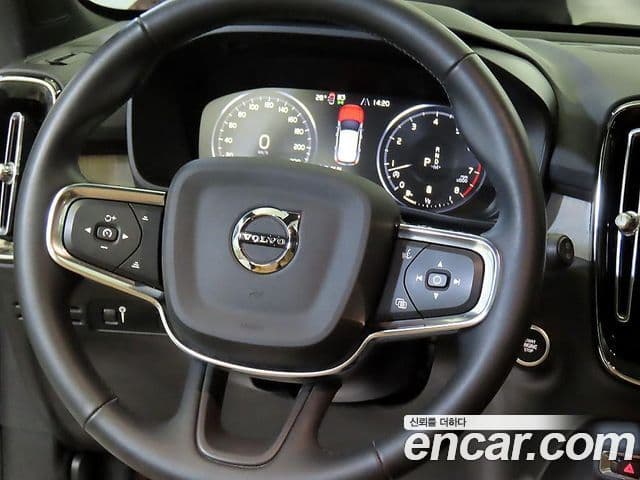Volvo XC40 2022 — ფოტო 7/20
