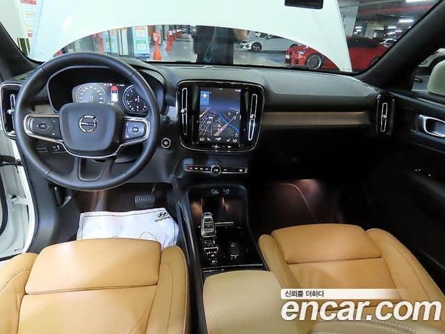 Volvo XC40 2022 — ფოტო 9/20