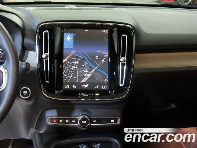 Volvo XC40 2022 — ფოტო 11/20