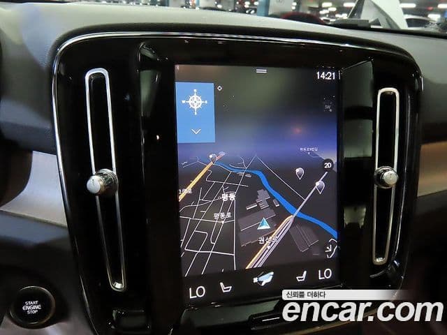 Volvo XC40 2022 — ფოტო 13/20