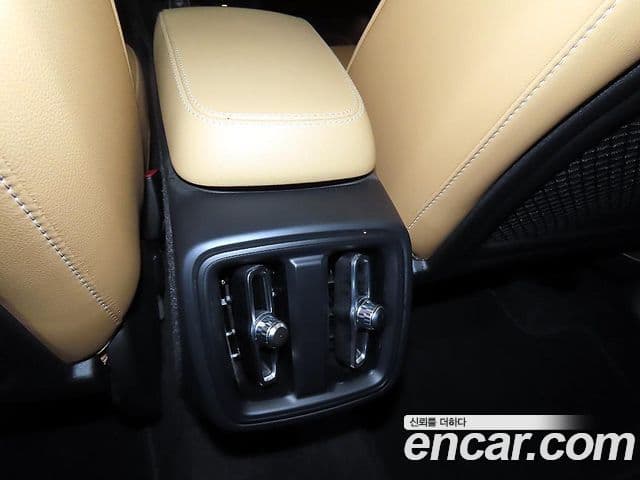 Volvo XC40 2022 — ფოტო 14/20
