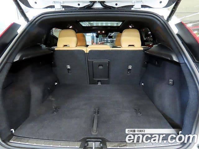 Volvo XC40 2022 — ფოტო 17/20