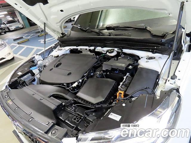 Volvo XC40 2022 — ფოტო 19/20