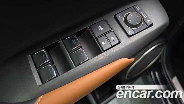 Lexus NX300h 2021 — Photo 17/38