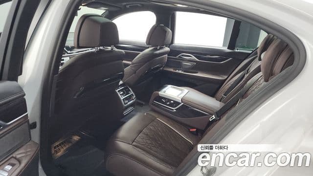 BMW 7 Series 2021 — ფოტო 20/20