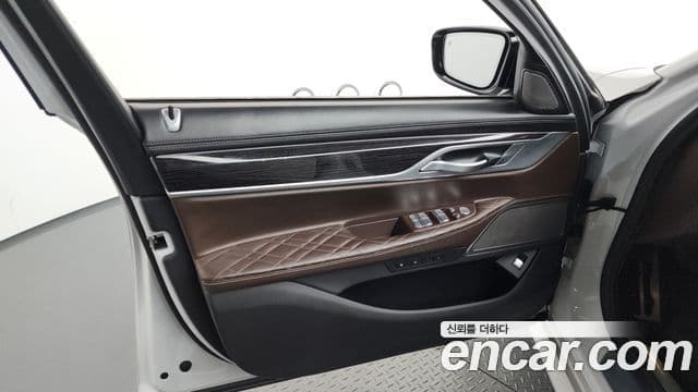 BMW 7 Series 2021 — ფოტო 19/36