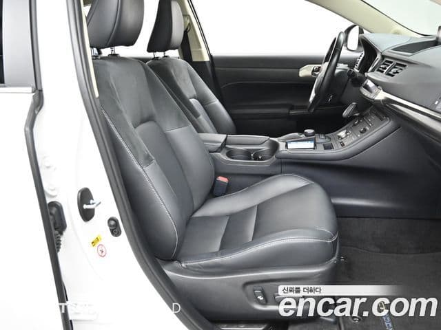 Lexus CT200h 2018 — ფოტო 8/20