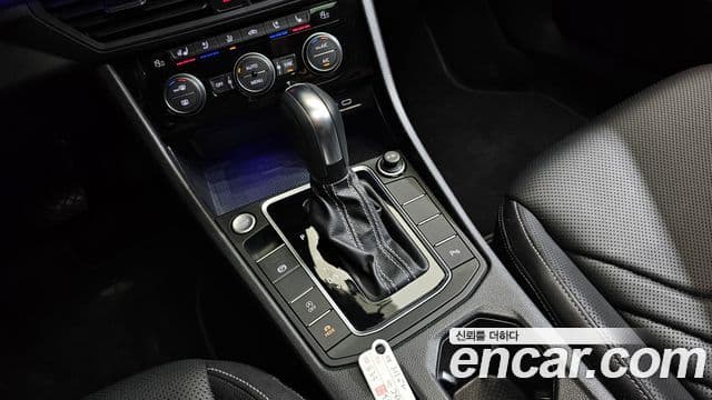 Volkswagen Jetta 2021 — ფოტო 8/20